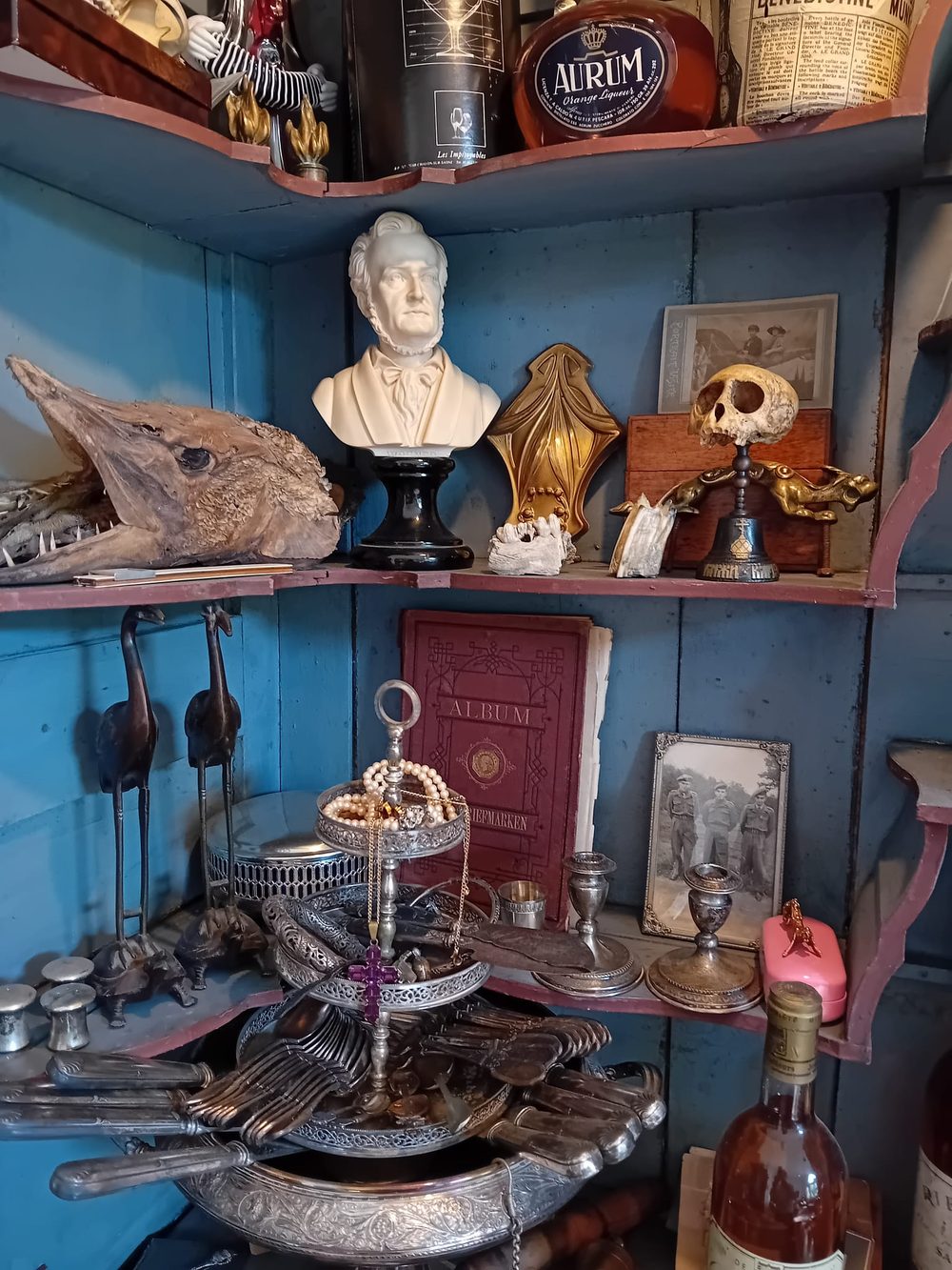 Argenterie et curiosités