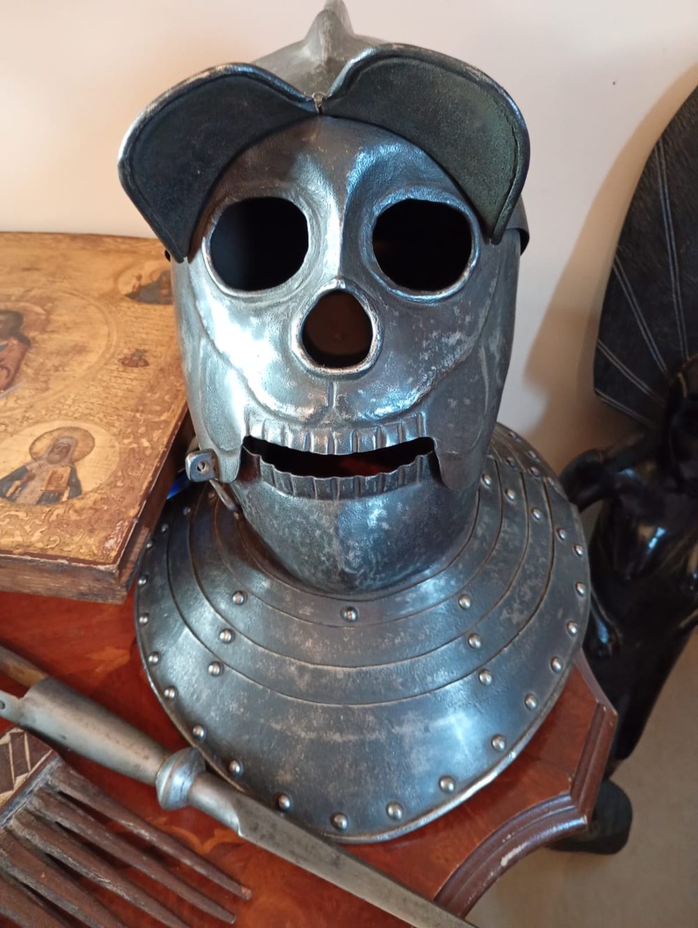 Casque et plastron d'armure ancienne